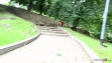 seksik z analną latynoską na kanapie