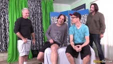 długonoga laseczka rozkłada nogi na penisie