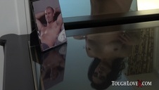 silikonowe i naoliwione piersi cudownej brunetki