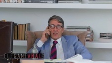 cycata brunetka obrabia sztywną pałkę