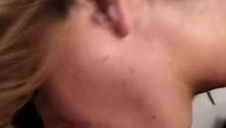 z azjatką na różowym materacu