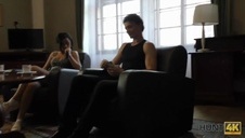 dwie opalone babeczki na łóżeczku