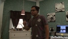 naoliwiony facet z napaloną dziewczyną