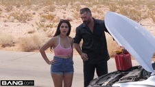 wypina dupsko i się palcuje