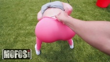 mamuśka zabawia się w lesie