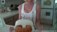 zasłonięte oczka ruchanej babeczki