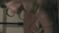 czarnowłosa laska liże grzybka