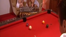 seksowna dziewczyna wypina pupę pozując na basenie