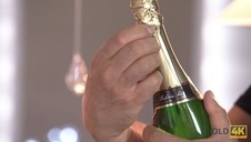 pokazuje swoje nóżki i nie tylko