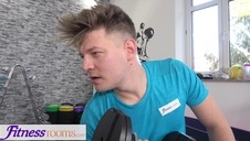 azjatka w kapeluszu ciągnie czekoladową pałę