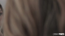 wkłada kutasa między jej cycuszki