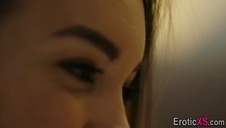 azjatycka uczennica związana linami