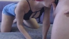 blond panienka chwyta się za pośladek i jest dymana na pieska