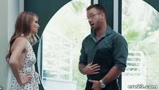 traktuje chłopaka jak szmatę