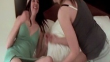 dwie młode panie wypinają pupy