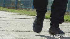 zgrabna brunetka chce być pchana na tylnym siedzeniu