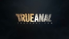 seksowna blondynka i czerwone szpilki