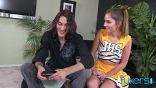 murzyn zapina faceta z cyckami