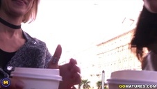 młoda pieści się z dojrzałą lesbijką