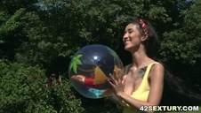 brunet liże jej delikatną piczkę