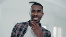 młoda brunetka fajnie ciągnie fiuta