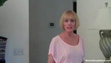 seksik w hotelu z wypinającą się laseczką