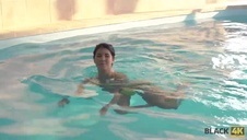 mała elsa jean ruchana przez wytatuowanego kolesia