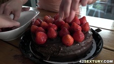 zaprosił ją na tylne siedzenie do swojego auta