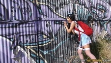 brunetka obiąga w publicznej toalecie