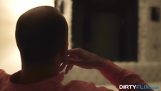 facet rozbiera się przed facetami