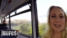 pieści jej opalone cyce i rucha ją na pieska