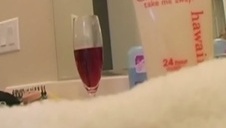 blondyna pokazuje co nie co a ma co