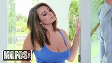 ujeżdża dildo i ssie pałę