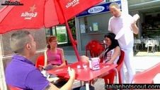 liże ją po cycach pod gołym niebem