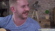 rudowłosa nastolatka brutalnie zerżnięta przez oficera w zamian za wolność