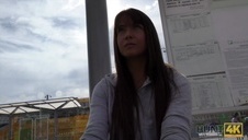 wesoła odważna dupa rozklada nogi