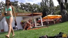 młoda brunetka idealnie pchana w pupkę