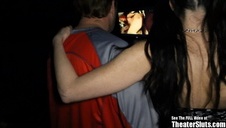 blondyna zrzuca rajstopy