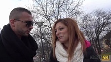 naga laska na gumowym dildo