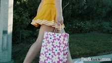 dobiera się do jej owłosionej cipeczki