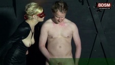 czerwonowłosa diablica kusi ciałem