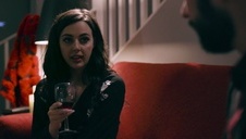 ściska jej cycuszki podczas seksu