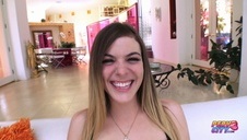 trzydziestka jest gotowa na upojną masturbację