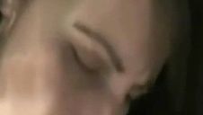 fajnie ujeżdża faceta na łóżku