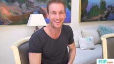 kamila masturbuje się na sofie