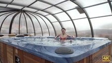 ruda nastolatka w ciąży daje sobie z palca