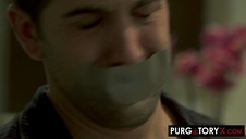 laseczka pokazuje nabrzmiałą z podniecenia cipkę