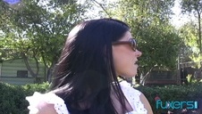 blond suczka wypina mu dupę