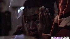 zabawa z opaloną czeszką na białej kanapie