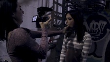 młoda z luźnymi biustem bierze penisa do ust